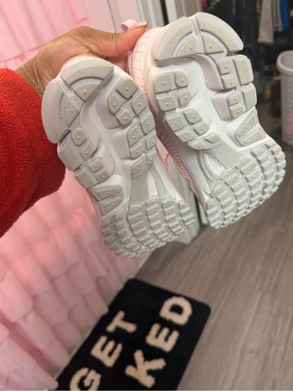 Beautiful pink Nike shoes - Picture 3 of 4